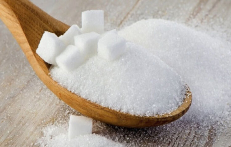 চিনির উপকারিতা যত, ক্ষতি তার চেয়ে অনেক বেশি। যদি একান্তই প্রয়োজন হয়, একজন প্রাপ্তবয়স্ক মানুষ দিনে ৩-৫ চামচ চিনি খেতে পারেন। তার বেশি কখনোই নয়।