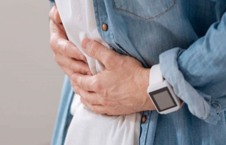 চিনির গ্লুকোজ শরীর শোষণ করে নেয়। কিন্তু পরিষোধিত চিনিতে ফ্রুকটোজ বেশি থাকে। ফ্রুকটোজকে একমাত্র পরিশোধন করতে পারে লিভার। লিভারে গিয়ে এই ফ্রুকটোজ চর্বিতে পরিণত হয়। ফলে লিভার ক্ষতিগ্রস হয়। এছাড়াও, বেশি চিনি খেলে লিভার অতিরিক্ত কাজ করতে বাধ্য হয়।