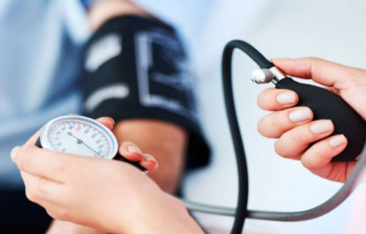 অতিরিক্ত চিনি খেলে রক্তচাপ বেড়ে যায়।