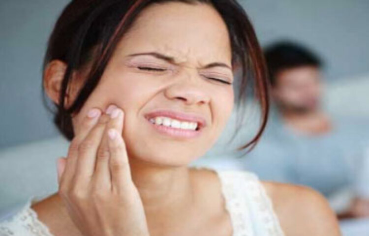 দাঁতের এনামেল নষ্ট হয়ে যায়। চিনি ক্ষয়কারী ব্যাকটেরিয়াকে সজীব রাখে।