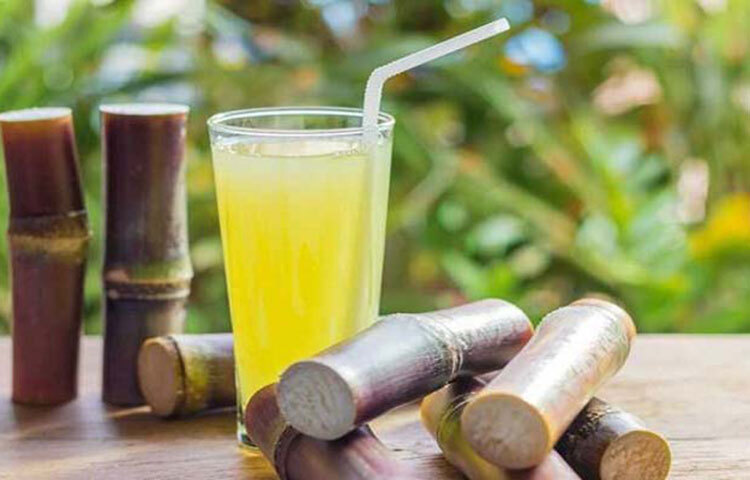 গরমে পানিশূন্য বা ডিহাইড্রেটেড হয়ে গেলে এক গ্লাস আখের রস পান করুন। এটা শুধু আপনার তৃষ্ণাই নিবারণ করবে না আপনার ডিহাইড্রেশন জনিত ক্লান্তি দূর করে আপনাকে তাৎক্ষণিক শক্তি জোগাবে। আপনার শরীর আখের রসে থাকা সুক্রোজ সহজেই শুষে নেয় এবং শরীরের হারিয়ে যাওয়া চিনির মাত্রাকে আগের অবস্থায় ফিরিয়ে আনে। ছবি: সংগৃহীত