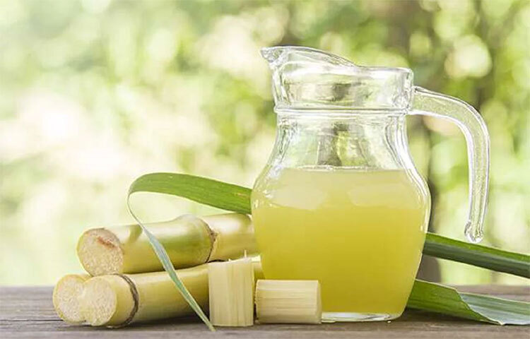 আখের রসে আছে প্রচুর ভিটামিন সি, ম্যাগনেশিয়াম এবং ইলেক্ট্রোলাইট। এই জন্যেই আখের রস ব্যায়েমের পর একটি আদর্শ পানীয়। যদি ম্যারাথনে দৌড়াতে চান বা রোদে অনেক সময় ব্যয় করার প্ল্যান থাকে তাহলে এক গ্লাস আখের রস খেয়ে নিন। আখের রসের ইলেক্ট্রোলাইট শরীরের পটাশিয়াম ও সোডিয়ামের ভারসাম্য বজায় রাখতে সাহায্য করে এবং ডিহাইড্রেশান দূর করে। ছবি: সংগৃহীত