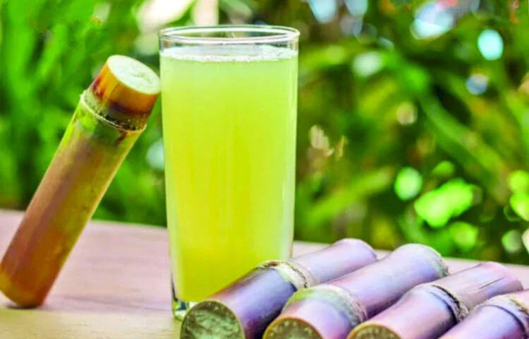 আখের রস এক ধরণের এলকালাইন কারণ এতে আছে প্রচুর ক্যালসিয়াম, ম্যাগনেশিয়াম, পটাশিয়াম, আয়রন, এবং ম্যাঙ্গানিজ। এই খনিজগুলো ক্যান্সারের মতো রোগ প্রতিরোধ করতে সহযোগিতা করে, যেহেতু ক্যান্সারের কোষ এলকালাইন পরিবেশে বাঁচতে পারে না। তাই নিয়মিত আখের রস পান করলে প্রস্টেট ক্যান্সার ও স্তন ক্যান্সারের ঝুঁকি কমে। ছবি: সংগৃহীত