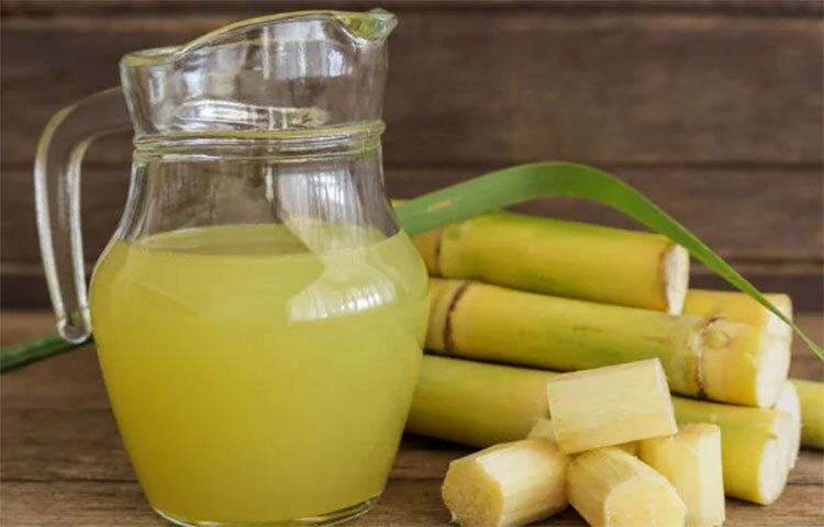 আখের রসের পটাশিয়াম হজম শক্তি বৃদ্ধিতে কার্যকর ভূমিকা পালন করে। আখের রসে থাকা পটাশিয়াম শরীরে প্রবেশ করলে হজমে সহায়ক একাধিক পাচক রসের ক্ষরণ বেড়ে যায়, যে কারণে খুব দ্রুত হজম ক্ষমতার উন্নতি ঘটে। এছাড়া আখের রস ডাইজেস্টিভ সিস্টেমকে সুস্থ রাখে এবং পাকস্থলির ইনফেকশান রোধ করে। ছবি: সংগৃহীত