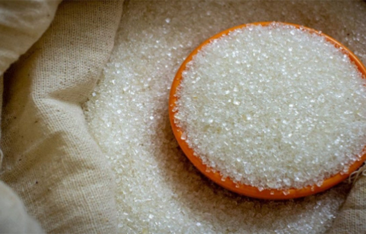 বাজারের প্রায় সব দ্রব্যেই এখন ভেজাল মেশাচ্ছেন অসাধু ব্যবসায়ীরা। নিত্য ব্যবহার্য চিনির মধ্যেও ইউরিয়া মেশানো হচ্ছে। রাসায়নিক ইউরিয়া সার তৈরিতে এটি ব্যবহার করা হয়। যা অল্প অল্প করে আপনার শরীরে প্রবেশ করে মারাত্মক ক্ষতিকর প্রভাব ফেলতে পারে। ছবি: সংগৃহীত