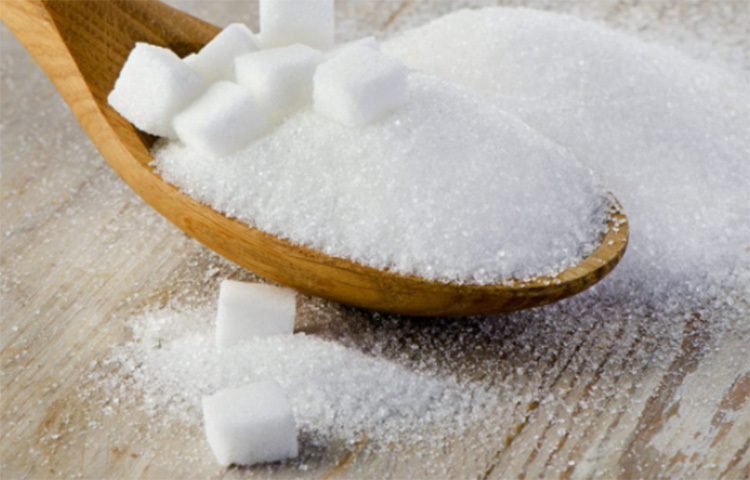চিনি এমনিতেই স্বাস্থ্যের জন্য যথেষ্ট ক্ষতিকর। কিন্তু তার উপর যদি তাতে থাকে ভেজাল, তা হলে তো আরও বিপদ। এতে শরীরে নানান রোগ দেখা দিতে পারে। জানা গেছে, বাজার থেকে কেনা চিনিতে অনেক সময়ই মেশানো থাকে ইউরিয়া। ছবি: সংগৃহীত