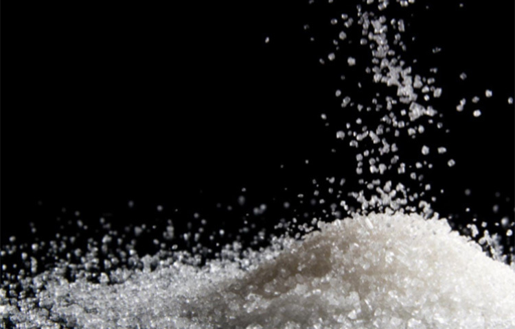 কিন্তু কী করে বুঝবেন আপনার বাড়ির চিনিতে ভেজাল আছে বা নেই? এ জন্য প্রথমে চিনি নিন। সেই চিনিতে সামান্য পরিষ্কার পানি মেশান। ছবি: সংগৃহীত