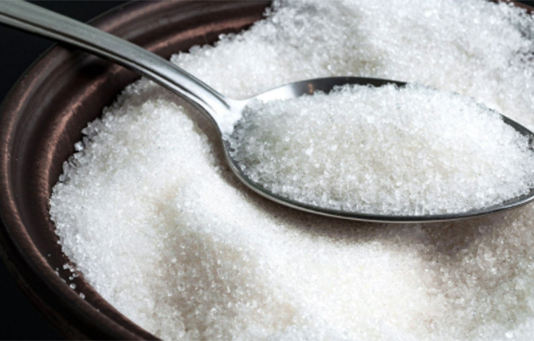 পানিতে চিনি পুরো গুলে গেলে ভালো করে গন্ধ শুঁকে দেখুন। ছবি: সংগৃহীত