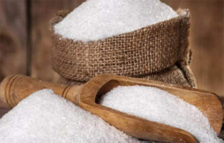 যদি এই চিনির পানি থেকে কোনো ধরনের গন্ধ পান অর্থাৎ চিনিতে ইউরিয়া মিশ্রিত থাকলে অ্যামোনিয়া জাতীয় পাওয়া যাবে। এই পেলে বুঝবেন চিনিতে ভেজাল আছে। ছবি: সংগৃহীত