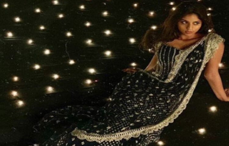 শাহরুখ কন্যা সুহানা খান বিভিন্ন সময়েই শিরোনামে আসেন। বলিউড বাদশার কন্যা নিজের রূপ-সৌন্দর্যের ঝলকানির জন্য যতটা জনপ্রিয় ঠিক ততটাই তিনি কবে বলিউডে পা রাখবেন তা নিয়ে ফ্যানদের মধ্যে আগ্রহ কম নয়। কিন্তু তারকাদেরও নিন্দুকরা কালিমা লিপ্ত করার চেষ্টা করেন। একাধিকবার ট্রোলের সম্মুখীন হয়েছেন সুন্দরী সুহানা।