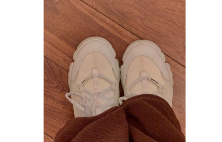 দ্বিতীয় ছবিতে শুধু পায়ে পরে থাকা সাদা স্নিকার্সের ছবি পোস্ট করেছেন সুহানা। ছবি: ইনস্টাগ্রাম