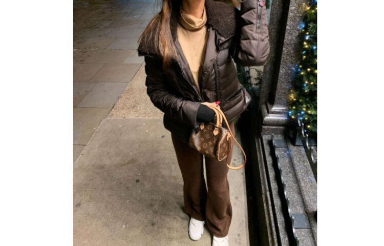 তৃতীয় ছবিতে একই পোশাকের উপর কালো জ্যাকেট পরে রাস্তার ধারে দাঁড়িয়ে ছবি তুলেছেন সুহানা খান। বোঝাই যাচ্ছে সুহানা এই শীতে তার নতুন স্টাইল স্টেটমেন্টে ধরা পড়েছেন। ছবি: ইনস্টাগ্রাম