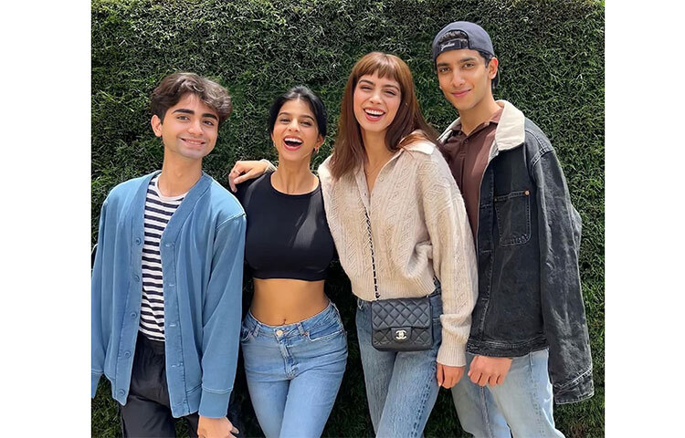 সুহানার সঙ্গে এই ছবিতে রয়েছেন অমিতাভ বচ্চনের নাতি, বনি কাপুরের মেয়ে খুশি কাপুরসহ আরও অনেকে। ছবি: সংগৃহীত