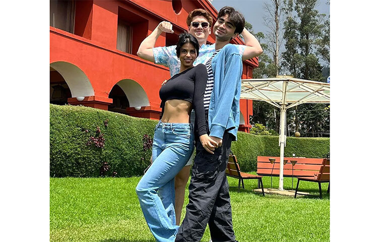 এবার সুহানার পরনে কালো টপ এবং জিন্স। ছবি: সংগৃহীত