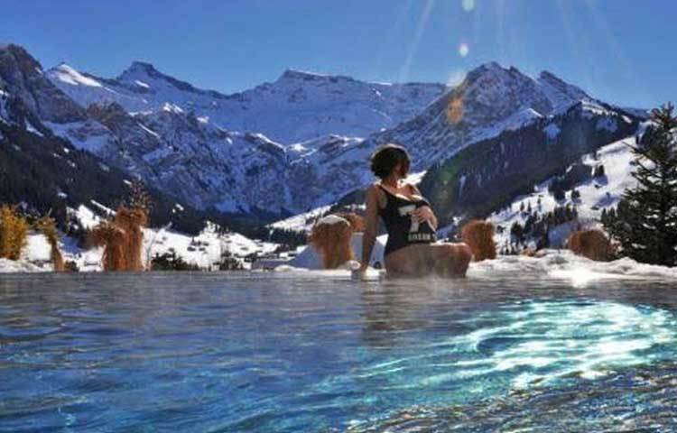 ক্যামব্রিয়ান পুল: চারপাশে বরফে ঢাকা পাহাড়। আর মাঝে রয়েছে এই পুল। সুইজারল্যান্ডের ক্যামব্রিয়ানের এই পুল সত্যিই বিস্ময়। চারপাশে যতই বরফ থাকুক না কেন, পুলের জল কিন্তু সারা বছরই উষ্ণ থাকে।