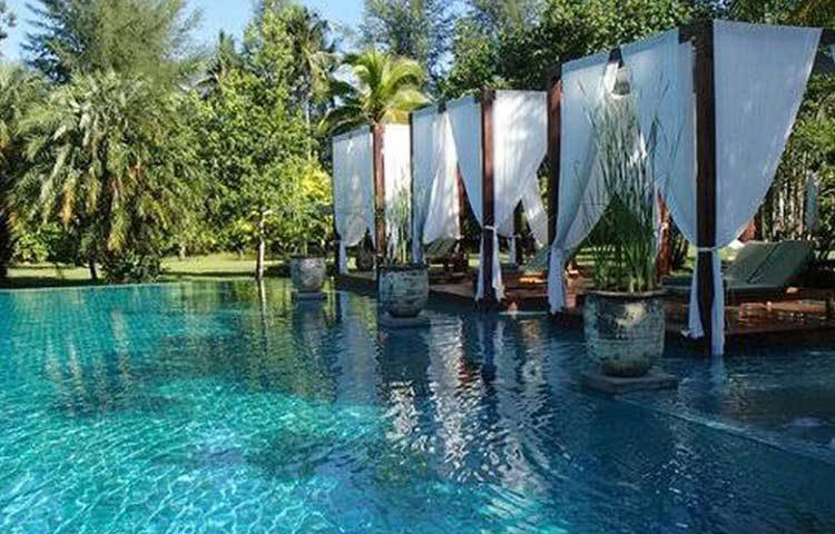 দ্য সরোজিন খাও লাক: তাইল্যান্ডের খাও লাকে রয়েছে দ্য সরোজিন হোটেল। পর্যটকদের জনপ্রিয় গন্তব্য হয়ে উঠেছে এই হোটেল। কারণ অবশ্যই অসম্ভব প্রাকৃতিক সৌন্দর্যে ভরপুর তার পুল।