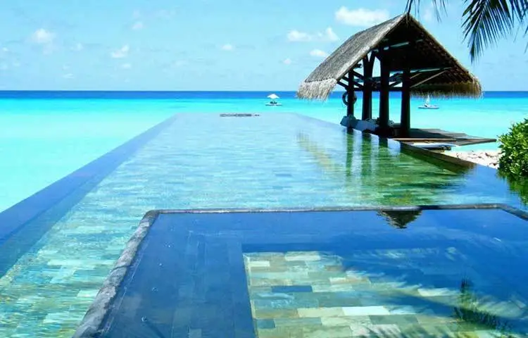 রেঠি রাহ: সাদা বালি, প্রবাল দিয়ে তৈরি প্রাকৃতিক পুল এটি। প্রবালের প্রাচীর সমুদ্র থেকে আলাদা করে দিয়েছে এই পুলকে। বর্তমানে মালদ্বীপের রেঠি রাহ হোটেলের মালিকানায় রয়েছে এই পুলটি।