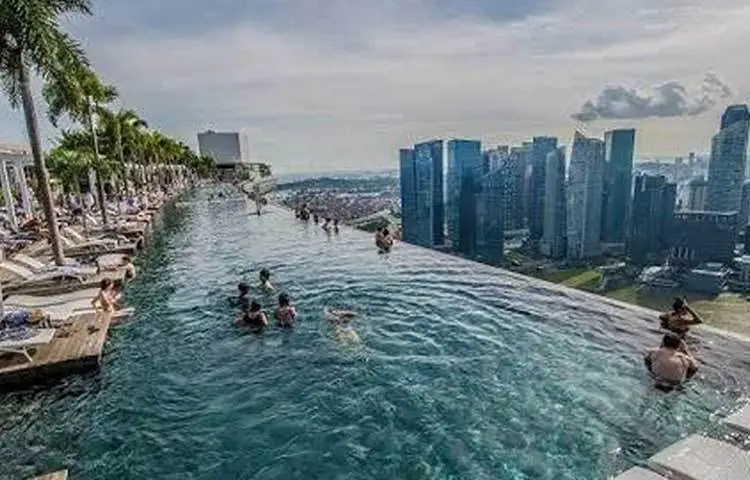 ইনফিনিটি পুল: সিঙ্গাপুরের মেরিনা বে-তে একটি বিলাসবহুল হোটেলের ৫৭ তলায় রয়েছে এই পুলটি। মাথার উপরে আকাশের নীল রং পুলের জলটাকেও নীলাভ করে তুলেছে। পুল থেকে মেরিনা বে-র সূর্যাস্ত দেখা যায়।