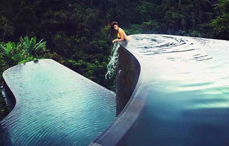 উবাদ হোটেল: মেরিনা বে থেকে যদি সূর্যাস্ত দেখে মন না ভরে, তাহলে চলে আসতে পারেন উবাদ হোটেলের। ইন্দোনেশিয়ার বালিতে অবস্থিত এই হোটেলের পুল বিশ্বের অন্যতম মনে গেঁথে যাওয়া পুল। বৃষ্টি অরণ্যের উপরে এই হোটেলের দোতলা পুল পাবেন আপনি।