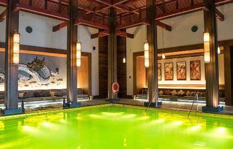 গোল্ড এনার্জি পুল: ঠিক যেন চোখ ঝলসানো ব্যাপার। পুলের জলের দিকে তাকালে ঝলসে উঠবে আপনার চোখ। সোনার মতো ঝকঝকে তার জল। তিব্বতের লাসা শহরে সেন্ট রেগিস হোটেলে রয়েছে এই পুলটি। পুলটির নীচে ১৪ ক্যারাটের সোনার টাইলস বিছানো রয়েছে। তাই জলেও তার প্রতিফলন হয়েছে।