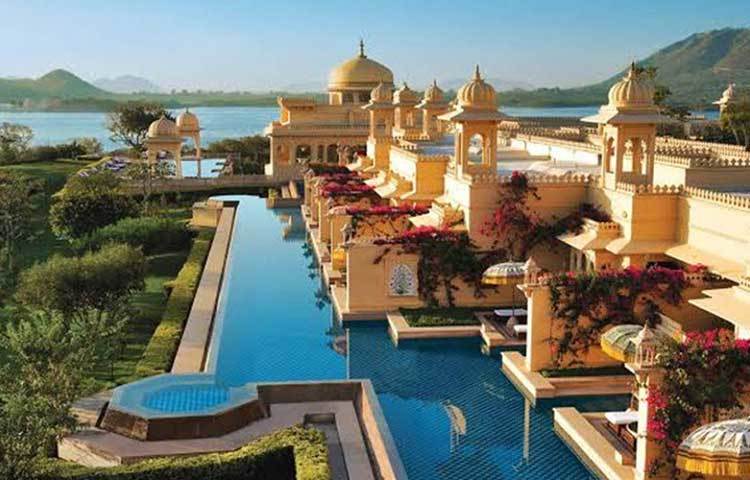 ওবেরয় উদয়ভিলা: রাজস্থানের উদয়পুরে রয়েছে এই রাজকীয় ভিলা। ভিলার বাইরের দিকে রয়েছে বিশালাকার উন্মুক্ত পুল। পুলে সাঁতার কাটতে কাটতেই উপভোগ করতে পারবেন চারপাশের প্রকৃতি।