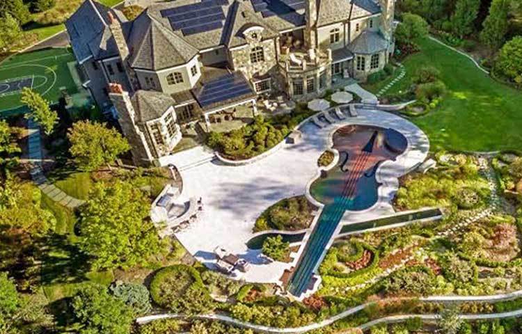 ভায়োলিন সুইমিং পুল: মিউজিসিয়ানদের অন্যতম পছন্দের এই পুলটি। তার একমাত্র কারণ আকার। ঠিক একটা আস্ত ভায়োলিনের মধ্যে ডুব দেওয়া যাবে। নিউ ইয়র্কের এই সুইমিং পুলটি ব্যক্তিগত। এক ব্যাঙ্কার এটি বানিয়েছেন।