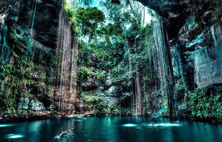 কেভ পুল: গ্রিসের স্যান্টোরিনি ভীষণই জনপ্রিয় একটা সামার ডেস্টিনেশন। আর এই সামার ডেস্টিনেশনের সবচেয়ে আকর্ষণীয় হল কেভ পুল। এটা আসলে পাহাড়ের নীচে বা বলতে পারেন গুহার মধ্যে তৈরি হওয়া প্রাকৃতিক সুইমিং পুল। বাইরের তাপমাত্রা যতই বাড়–ক না কেন, এই পুলের জল সবসময়ই হিম-শীতল।