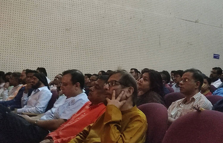 সুমনের গান শুনতে এসেছিলেন অভিনেতা সংসদ সদস্য আসাদুজ্জামান নূর। ছবি: মইনুল ইসলাম