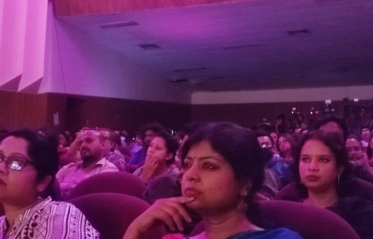 সংগীতশিল্পী সুমনের সুরের জাদুতে হারিয়ে যান দর্শক-শ্রোতারা। ছবি: মইনুল ইসলাম