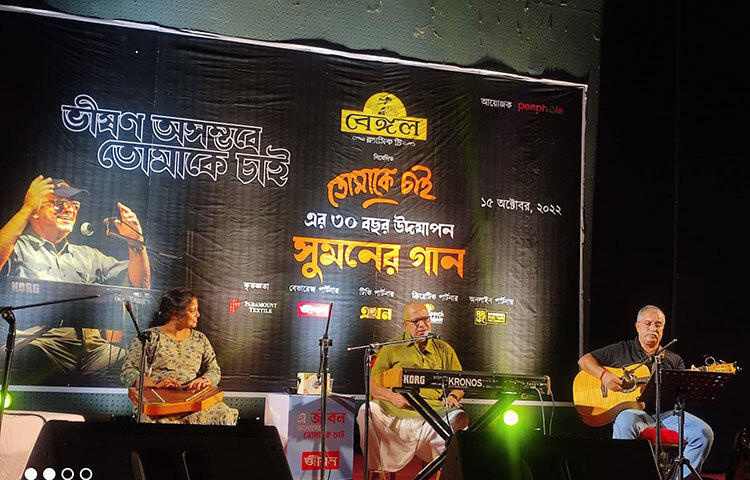 গানের ফাঁকে ফাঁকে মিষ্টি কথার মায়াজাল তৈরি করেন কবির সুমন। ছবি: মইনুল ইসলাম