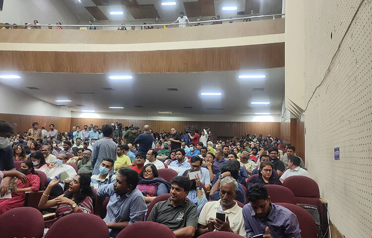 সুমনের গান শুনতে আসা গ্যালারি ভরা দর্শক-শ্রোতা। ছবি: মইনুল ইসলাম