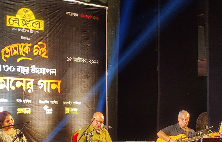 শনিবার (১৫ অক্টোবর) রাজধানীর ইঞ্জিনিয়ার্স ইনস্টিটিউশন মিলনায়তনে নিজের গান নিয়ে বেড়ে ওঠার গল্প শোনান তিনি। এরপর শ্রোতাদের সঙ্গে পরিচয় করিয়ে দিলেন তার সঙ্গে ভারত থেকে আসা যন্ত্রশিল্পীদের। ছবি: মইনুল ইসলাম