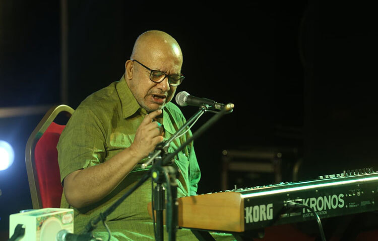 কবীর সুমন মঞ্চে ওঠেন বিকেল সোয়া ৫টায়, কোনো রকম ভূমিকা ছাড়াই শুরু করলেন গান। এরপর একে একে বেশ কয়েকটি গান শোনান তিনি। ছবি: মাহবুব আলম