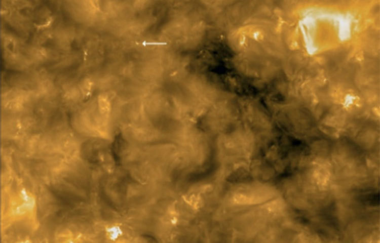 একটি অনলাইন প্রেস ব্রিফিংয়ের সময়, নাসা ও ইএসএ’র সৌর অরবিটারের তোলা ছবিগুলো রিলিজ করা হয় সর্বসাধারণের জন্য। এই সোলার অরবিটার হল সান-অবজার্ভিং স্যাটেলাইট। ছবি: এএফপি