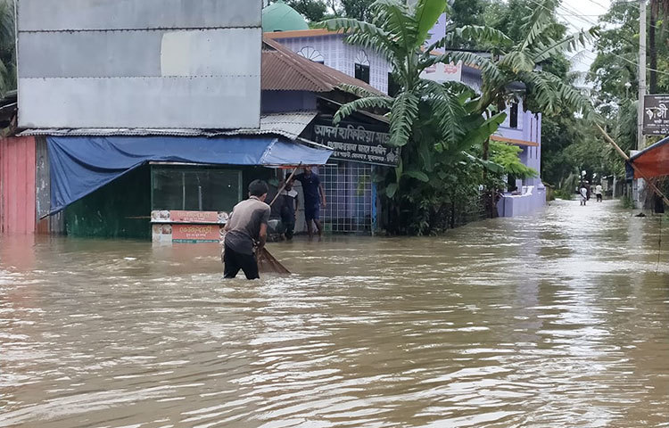 শহরের নবীনগর এলাকার বাসিন্দা দিলাল আহমেদ বলেন, আমাদের এলাকাটি সুরমা নদীর নিকটবর্তী হওয়ায় পাহাড়ি ঢলের পানি এসে আমাদের ঘরবাড়িতে প্রবেশ করছে। ছবি: মোসাইদ রাহাত
