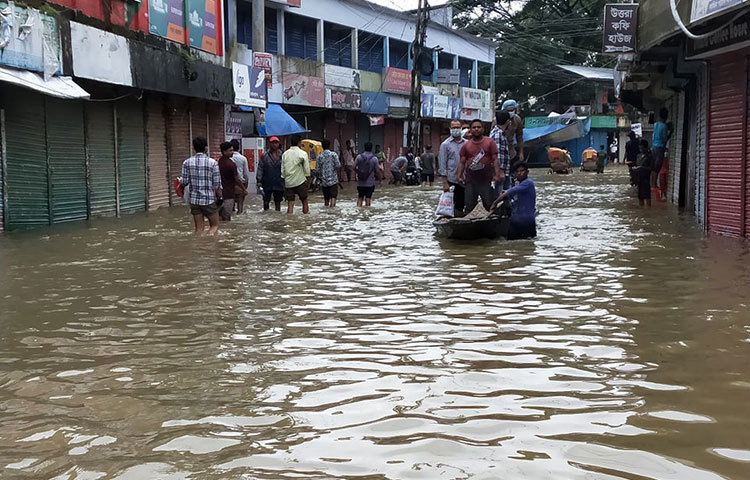 রাস্তাঘাটে হাঁটু পানি। বর্তমানে আমরা খুব কষ্টে জীবনযাপন করছি। ছবি: মোসাইদ রাহাত