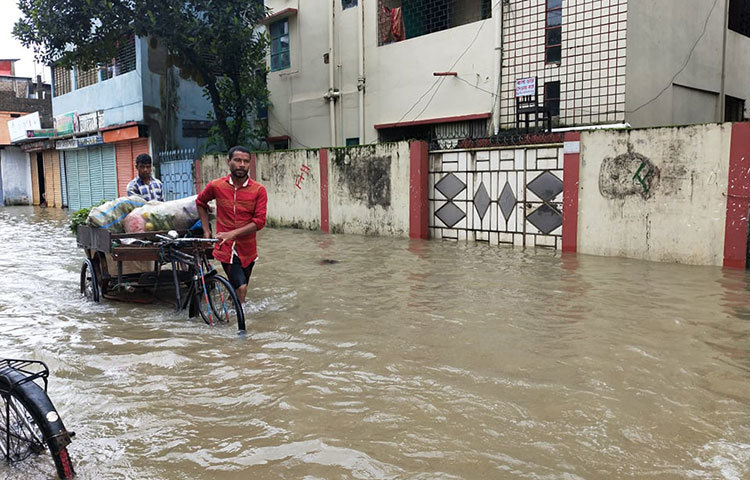 শহরের ময়নার পয়েন্ট এলাকার বাসিন্দা রফিকুল ইসলাম কালা বলেন, বানের পানিতে আমার পুকুরের সব মাছ ভেসে গেছে। প্রায় ৩০ লাখ টাকার ক্ষতি হয়েছে। এখন যদি সরকার আমাদের সহায়তা করে তাহলে কিছুটা হলেও আমাদের উপকার হবে। ছবি: মোসাইদ রাহাত