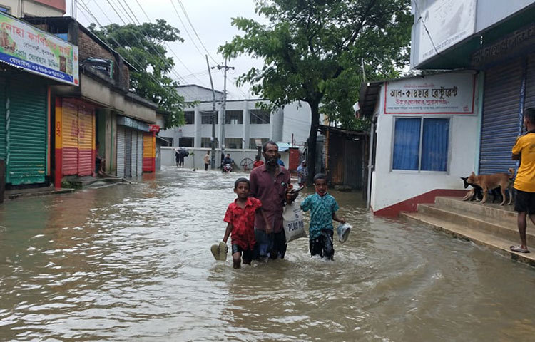 সুনামগঞ্জ পানি উন্নয়ন বোর্ডের নির্বাহী প্রকৌশলী সবিবুর রহমান বলেন, ভারতের মেঘালয়ে ভারী বৃষ্টিপাত হচ্ছে। সে কারণে পাহাড়ি ঢলে আমাদের হাওর এলাকায় দ্রুত গতিতে পানি প্রবেশ করছে। গত ২৪ ঘণ্টায় সুনামগঞ্জে ২১৩ মিলিমিটার বৃষ্টিপাত রেকর্ড করা হয়েছে। ছবি: মোসাইদ রাহাত