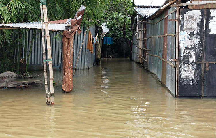 রোববার (২৮ জুন) সকাল থেকে সুনামগঞ্জের সুরমা নদীর পানি বিপৎসীমার ৭০ সেন্টিমিটার ওপর দিয়ে প্রবাহিত হচ্ছে। যার ফলে সুনামগঞ্জের বেশ কয়েকটি উপজেলার নিম্নাঞ্চল প্লাবিত হয়েছে। ছবি: মোসাইদ রাহাত