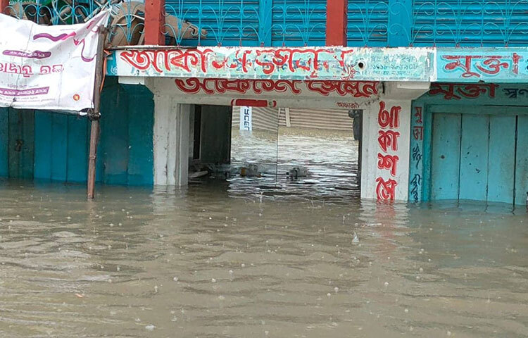 পাহাড়ি ঢলের পানিতে তলিয়ে গেছে সুনামগঞ্জের ১২টি উপজেলাই। ফলে পানিবন্দি হয়ে পড়েছেন ৪ লাখেরও বেশি মানুষ। ছবি: লিপসন আহমেদ