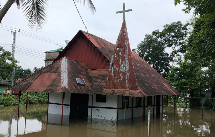বন্যার পানিতে এতে ক্ষতিগ্রস্ত হয়েছে প্রায় ৪৫ হাজার পরিবার। এছাড়াও পানি বৃদ্ধি পাওয়ায় বিভিন্ন উপজেলার সঙ্গে সুনামগঞ্জের সড়ক যোগাযোগ প্রায় বিচ্ছিন্ন হয়ে পড়েছে। ছবি: মোসাইদ রাহাত