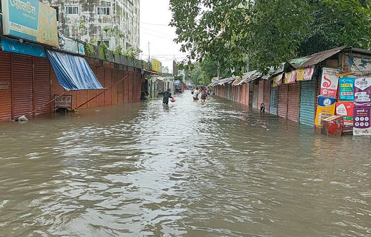 আশ্রয়কেন্দ্রে যাওয়ার মতো সুযোগও নেই শহরবাসীর। ছবি: লিপসন আহমেদ