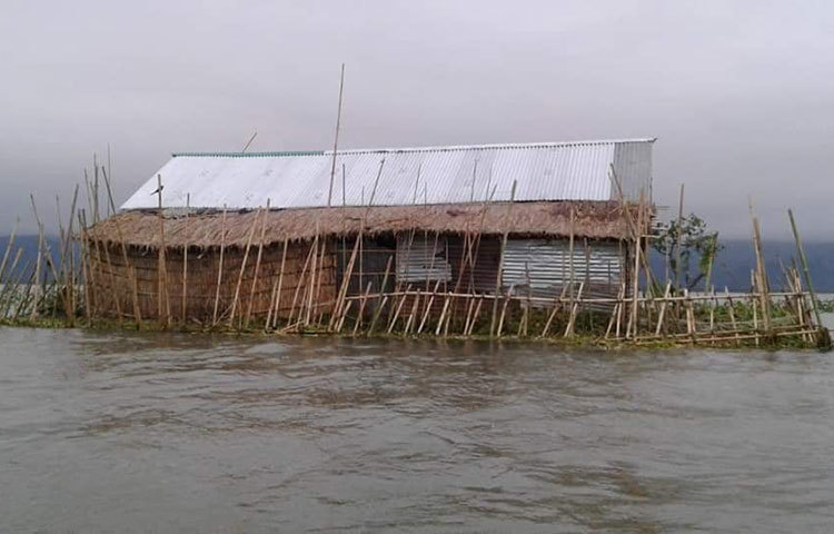এছাড়াও সুনামগঞ্জ শহরের কাজির পয়েন্ট, নবীনগর, আরপিন নগরসহ বেশ কয়েকটি এলাকায় বন্যার পানি প্রবেশ করেছে। ছবি: মোসাইদ রাহাত
