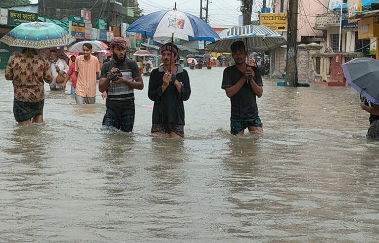 পানিবন্দি অবস্থায় না খেয়েই দিন পার করছেন লাখো মানুষ। অনেকে ছোট নৌকায় জীবনের ঝুঁকি নিয়ে আশ্রয়কেন্দ্রে যাচ্ছেন। ছবি: লিপসন আহমেদ