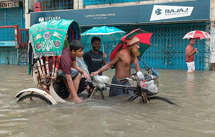 এদিকে গত দুই দিন ধরে পুরো সুনামগঞ্জ শহর বিদ্যুৎবিহীন এবং মোবাইলে নেটওয়ার্ক না থাকায় কেউ কারো সঙ্গে যোগাযোগও করতে পারছে না। ছবি: লিপসন আহমেদ