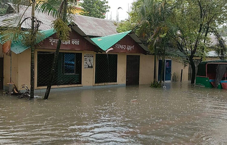 পানিবন্দি মানুষরা জানান, আমরা খুব অসহায় হয়ে পড়েছি। ছেলে-মেয়ে নিয়ে না খেয়ে আছি। এখন পর্যন্ত কেউ এসে আমাদেরকে ত্রাণ সহায়তা দেয়নি। ছবি: লিপসন আহমেদ