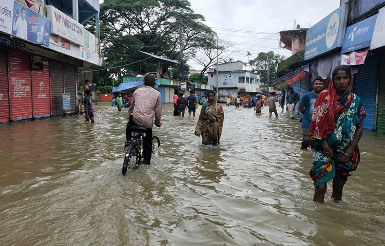 এদিকে পানি উন্নয়ন বোর্ড সূত্রে জানা গেছে, সুনামগঞ্জে সুরমা নদীর পানি ষোলঘর পয়েন্টে বিপৎসীমার ৭০ সেন্টিমিটার ওপর দিয়ে প্রবাহিত হচ্ছে। সর্বশেষ ২৪ ঘণ্টায় সুনামগঞ্জে ২১৩ মিলি মিটার বৃষ্টিপাত রেকর্ড করা হয়েছে। ছবি: মোসাইদ রাহাত
