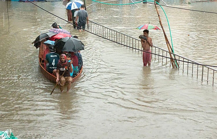 তবে সুনামগঞ্জের জেলা প্রশাসক জাহাঙ্গীর হোসেন জানান, বন্যার্ত মানুষের মাঝে আমরা সরকারি ত্রাণ সহায়তা পৌঁছে দেওয়ার চেষ্টা করছি। ছবি: লিপসন আহমেদ