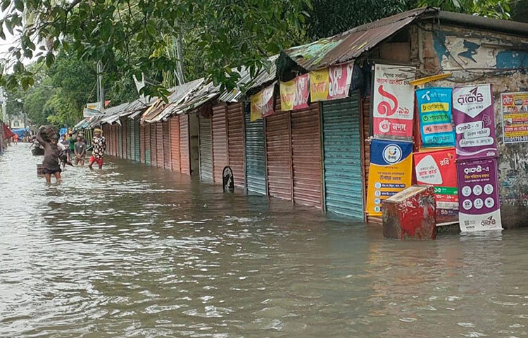 ইতোমধ্যে বাংলাদেশ সেনাবাহিনীর একটি টিম বন্যা কবলিত মানুষদের উদ্ধার এবং খাদ্য সহায়তা পৌঁছে দিতে টোল ফ্রি নম্বর চালু করেছে। ছবি: লিপসন আহমেদ
