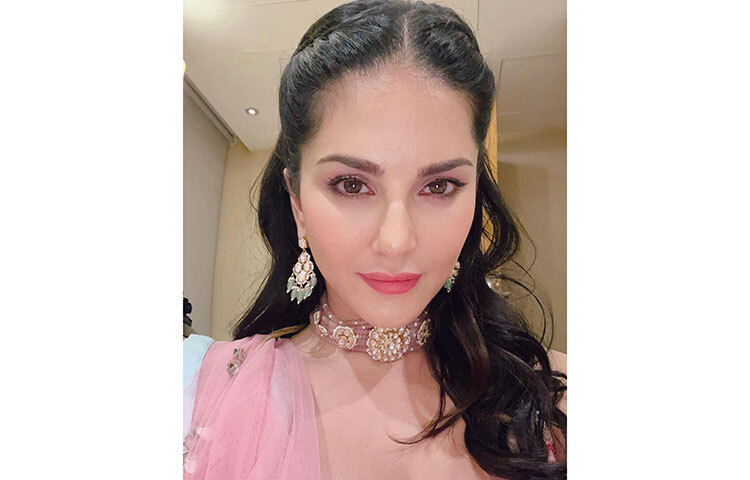 সেলফিবন্দি সানি। অল্প সময়ের ঢাকা ভ্রমণে তার সঙ্গে বলিউড ও টালিউডের তারকাও এসেছিলেন। ছবি: ফেসবুক